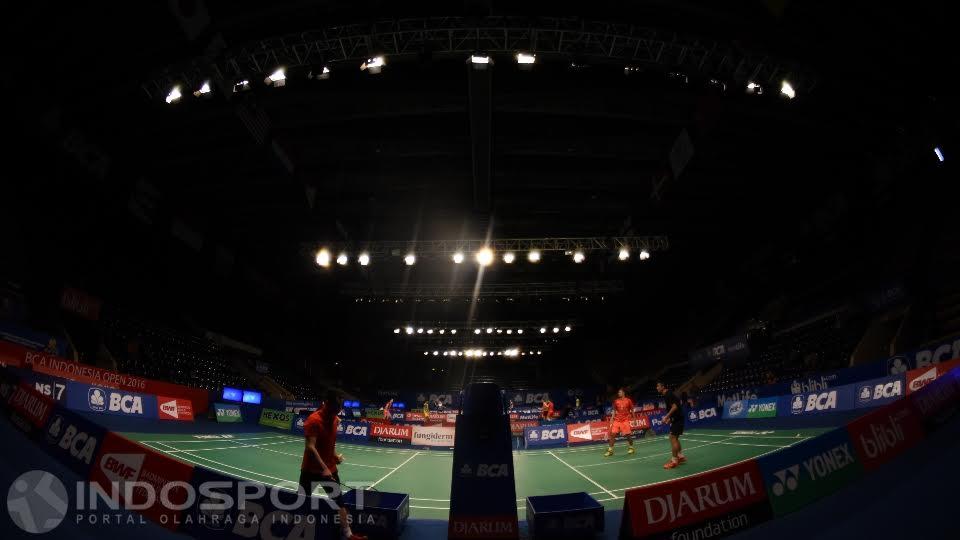 Lapangan Istora Senayan siap dipakai untuk kejuaraan BCA Indonesia Open 2016.